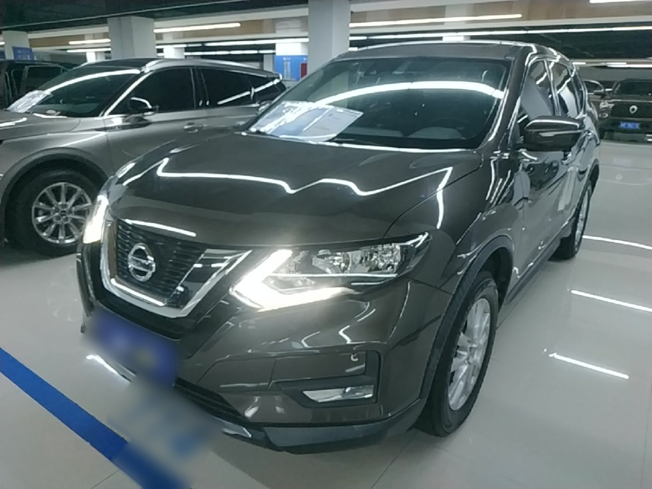 Unter der Vorderseite des Autos