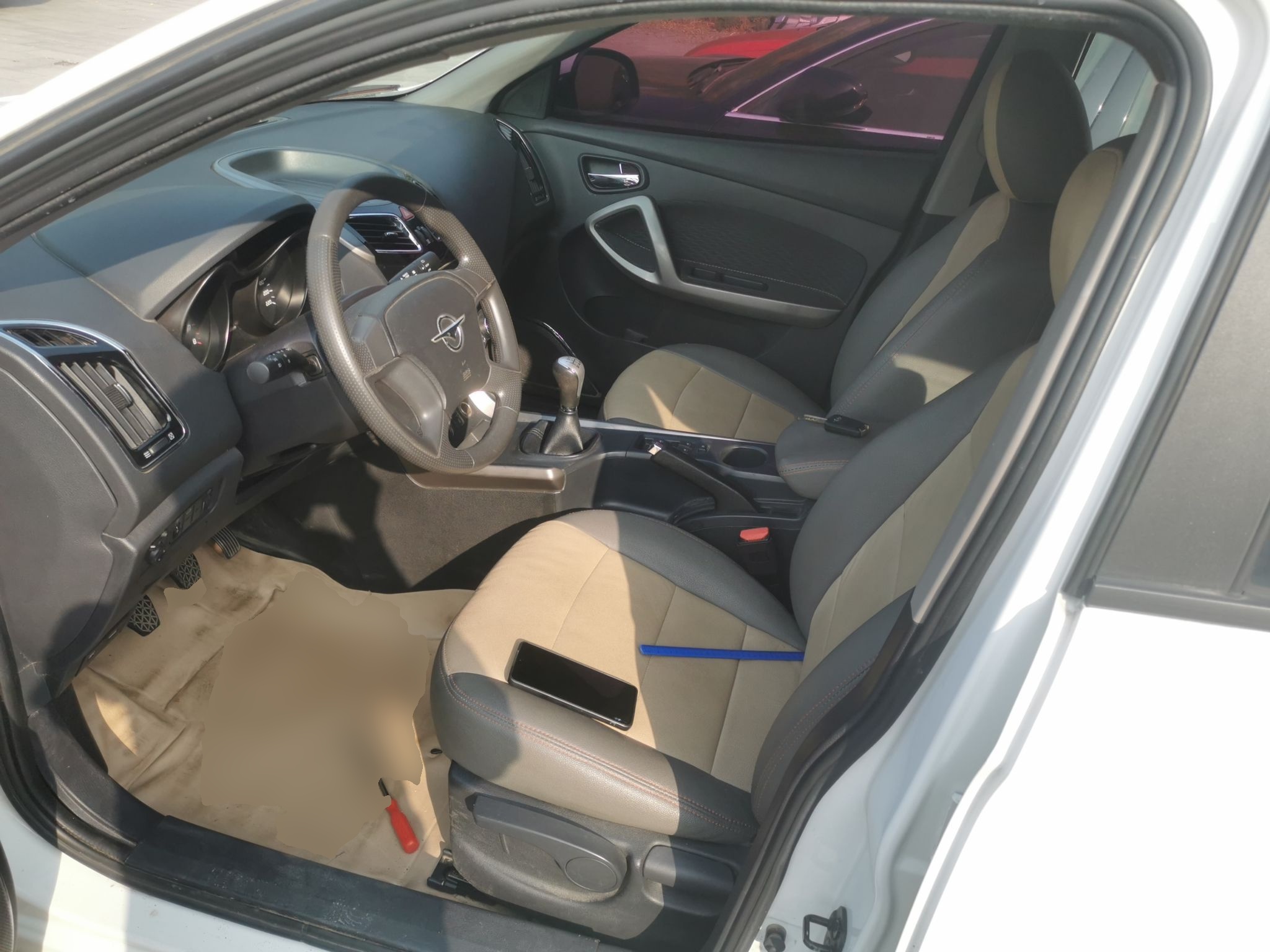 Переднее сиденье в автомобиле