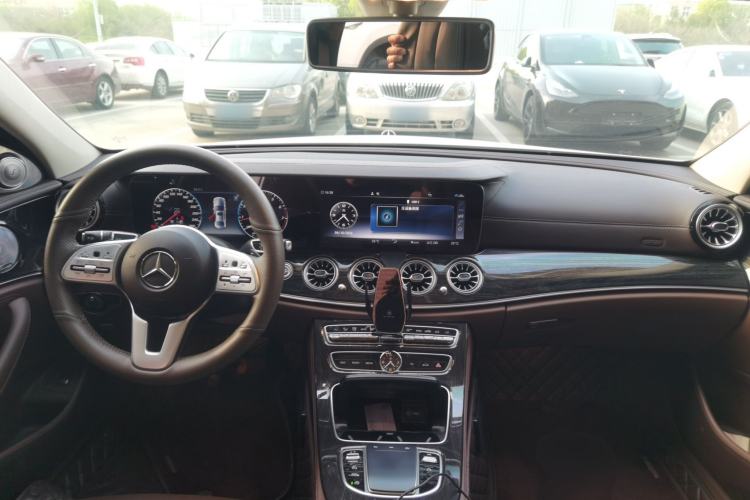 Used Mercedes-Benz E-Class 2019 Facelifted E 300 L Stylish Version Center Console