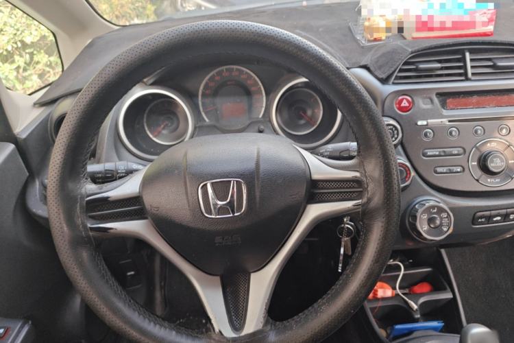 Used Honda Fit 2011 1.5L manual luxury version
