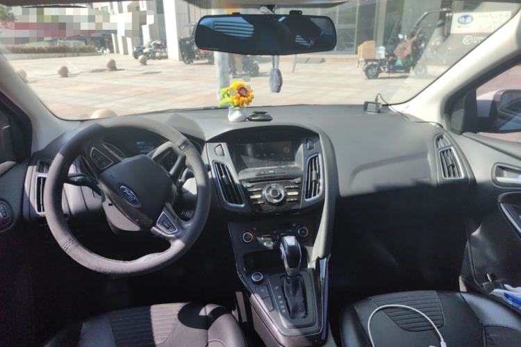 Used Ford Focus 2015 Hatchback EcoBoost 125 Automatic Supreme Style Edition Center Console