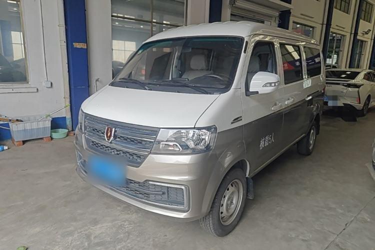 Used Jinbei Hiace X30 2024 1.5L Wealthy-Style Passenger Van 5/6/7 Seater with Front-Mounted Air Conditioning