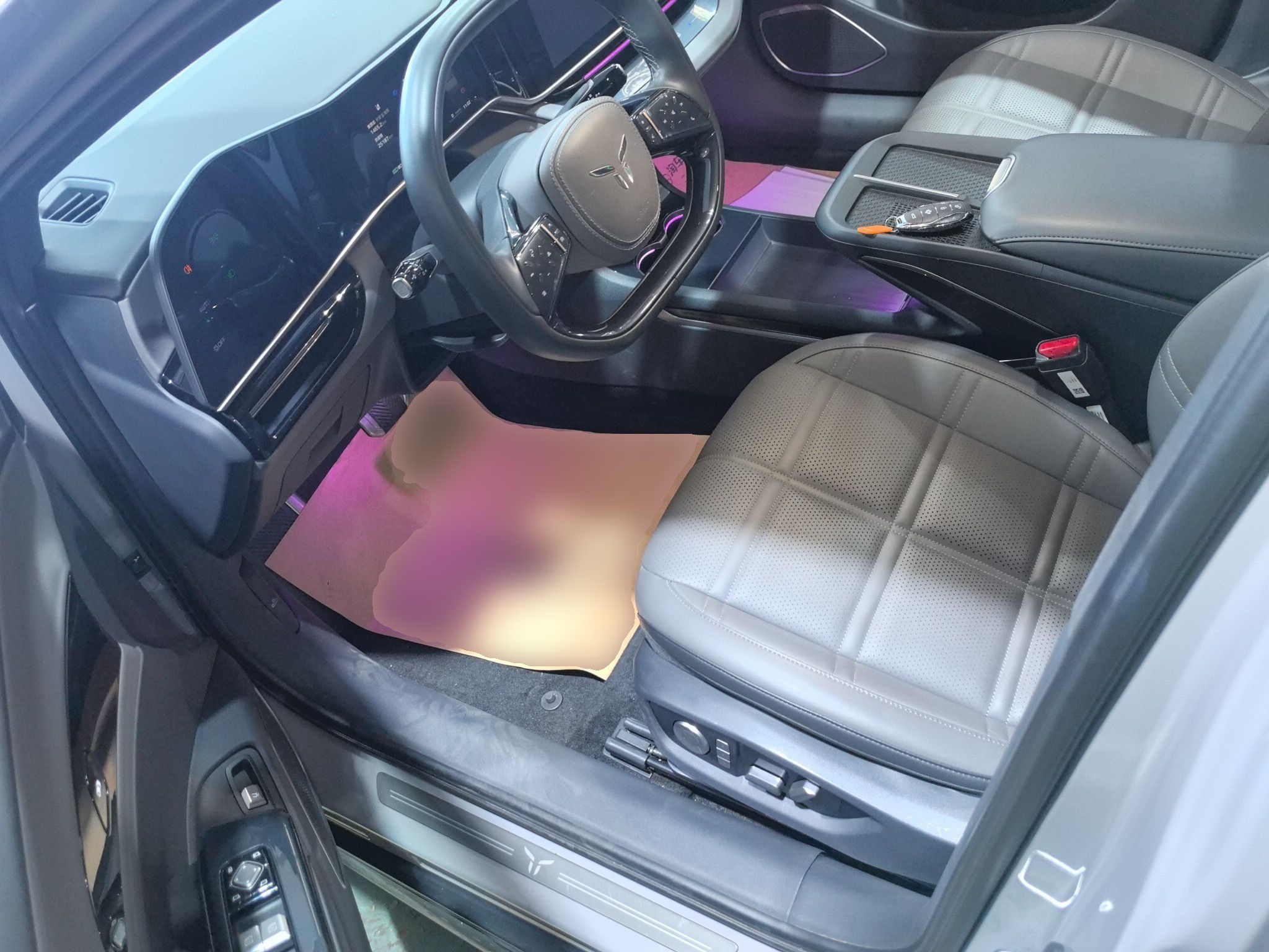 المقاعد الأمامية داخل السيارة