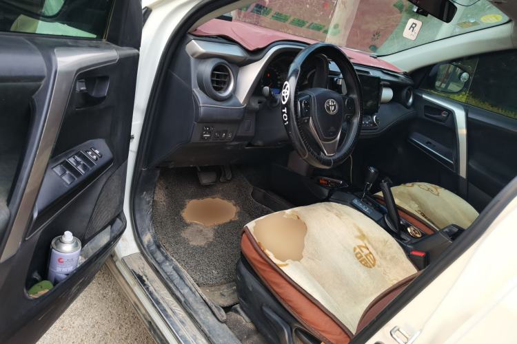 Used Toyota RAV4 2016 2.0L CVT Two-Wheel Drive Fashion Edition China V Standard Driver Seat