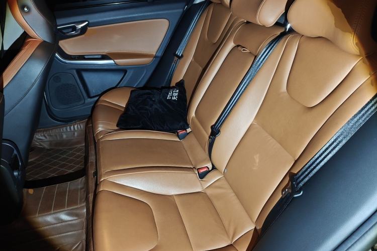 Used Volvo S60 2015 S60L 2.0T Zhiyuan Edition
