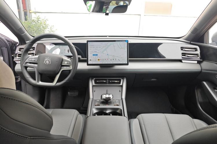 Used BYD Qin L 2025 DM-i Smart Drive 80KM Leading Model Center Console