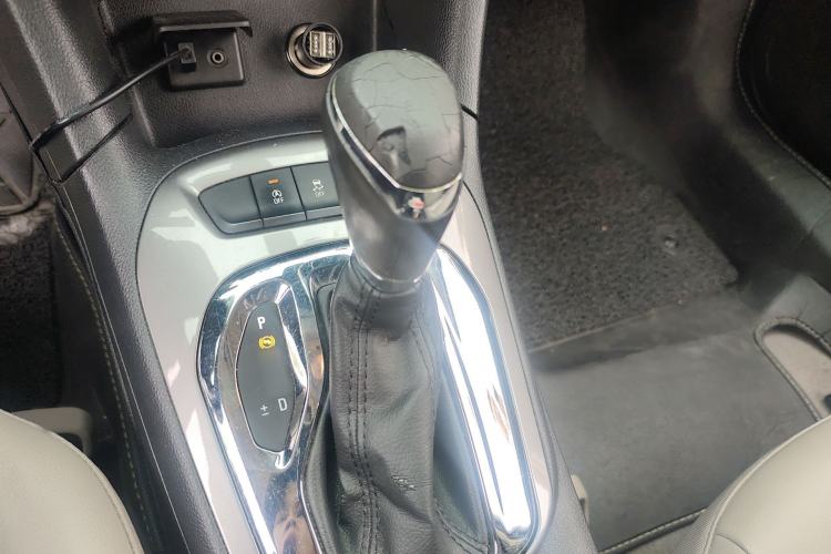 Used Chevrolet Cruze 2015 1.5L Automatic Luxury Edition Gear Lever