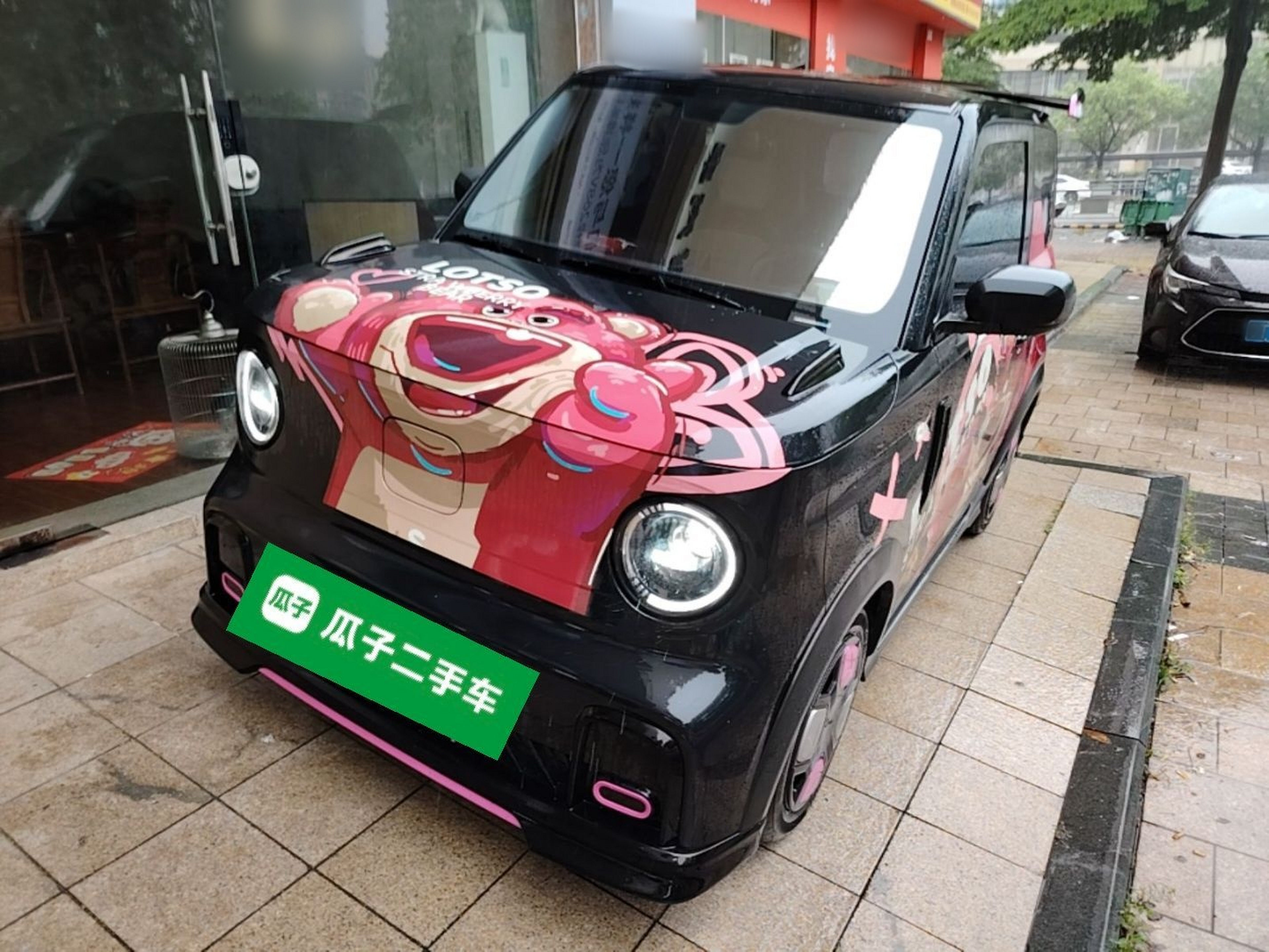 Unter der Vorderseite des Autos