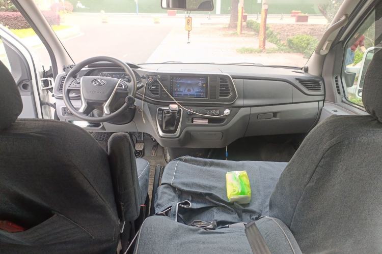 Used SAIC MAXUS Xintu V80 2023 2.0T AMT Classic Aoyuntong Power Version Short Wheelbase Ultra-Low Roof 5/6-Seater Center Console