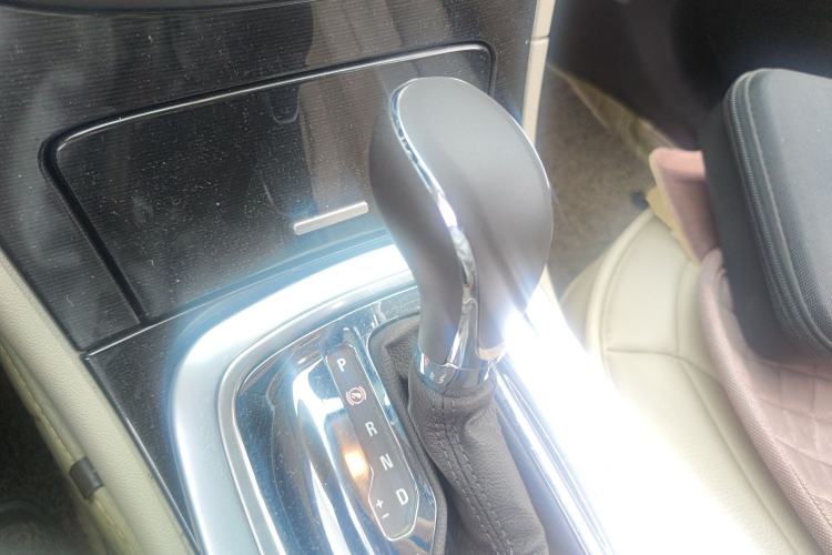 Used Buick Regal 2015 2.0L Leading Fashion Edition Gear Lever