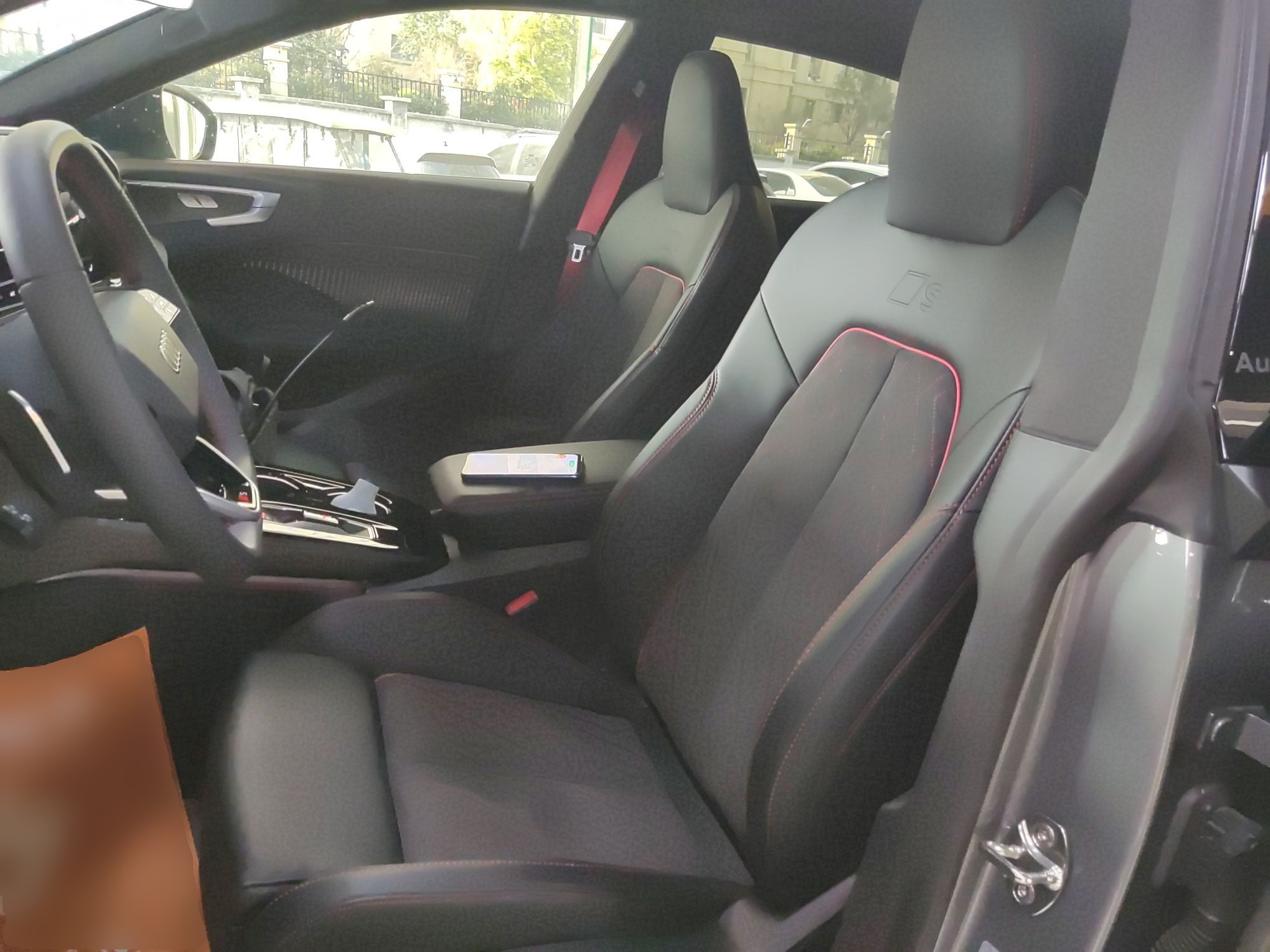 Переднее сиденье в автомобиле