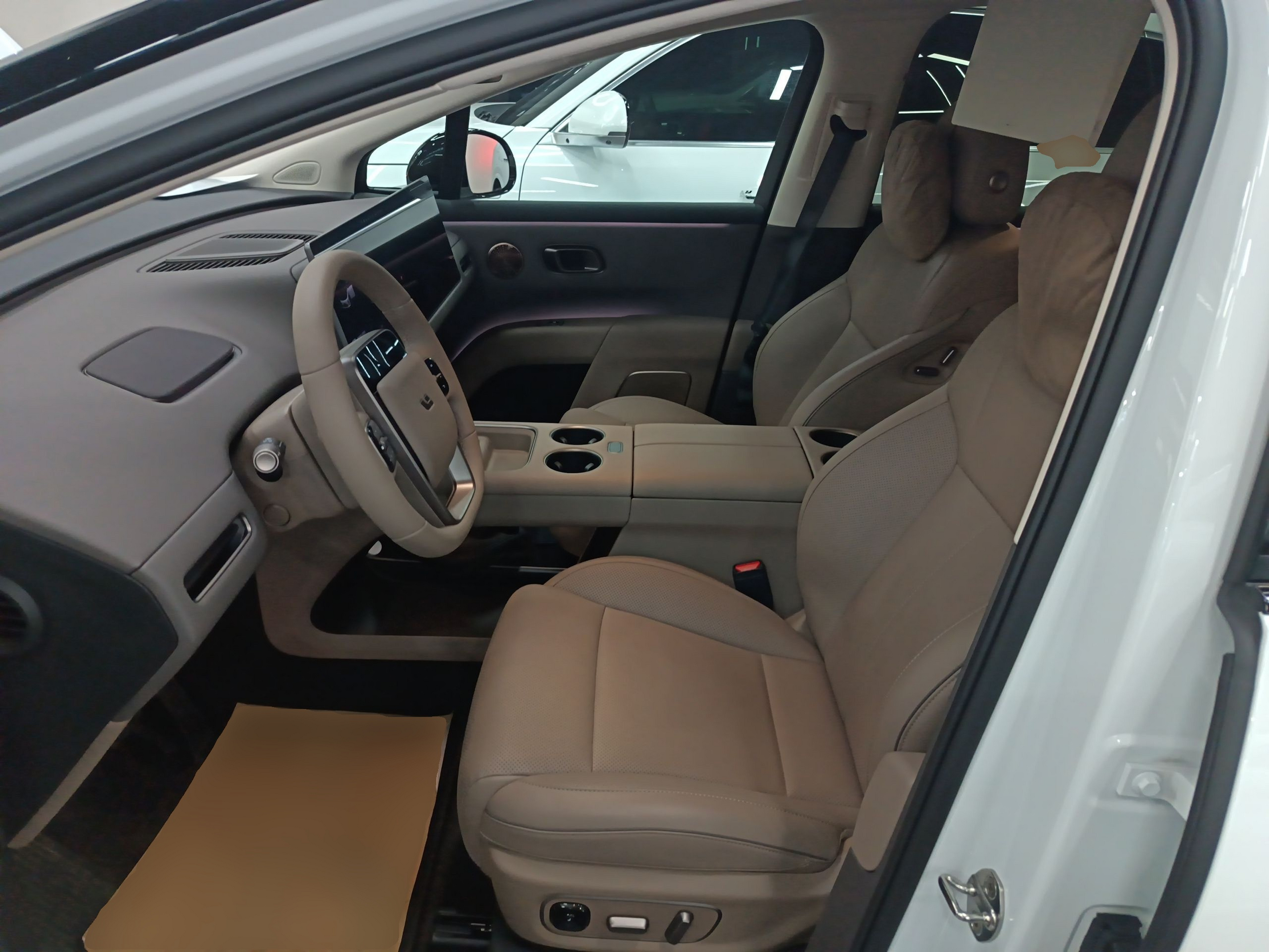 Переднее сиденье в автомобиле