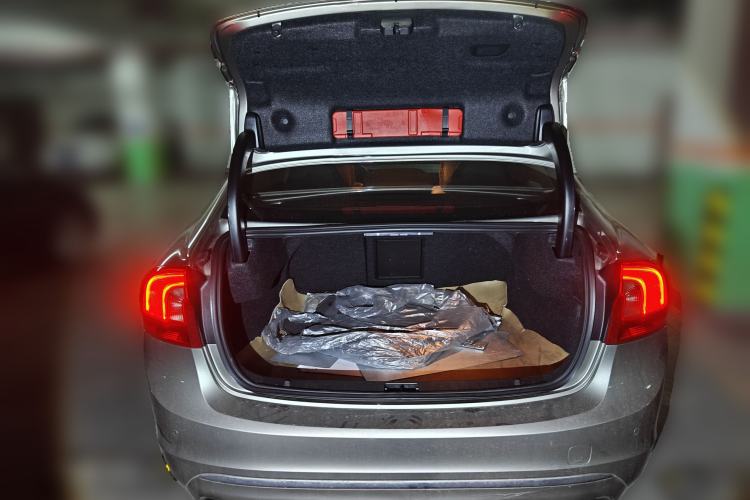 Used Volvo S60 2015 S60L 2.0T Zhiyuan Edition
