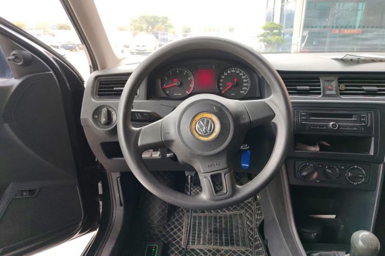 Used Volkswagen Santana 2015 1.6L Manual Fashion Edition
