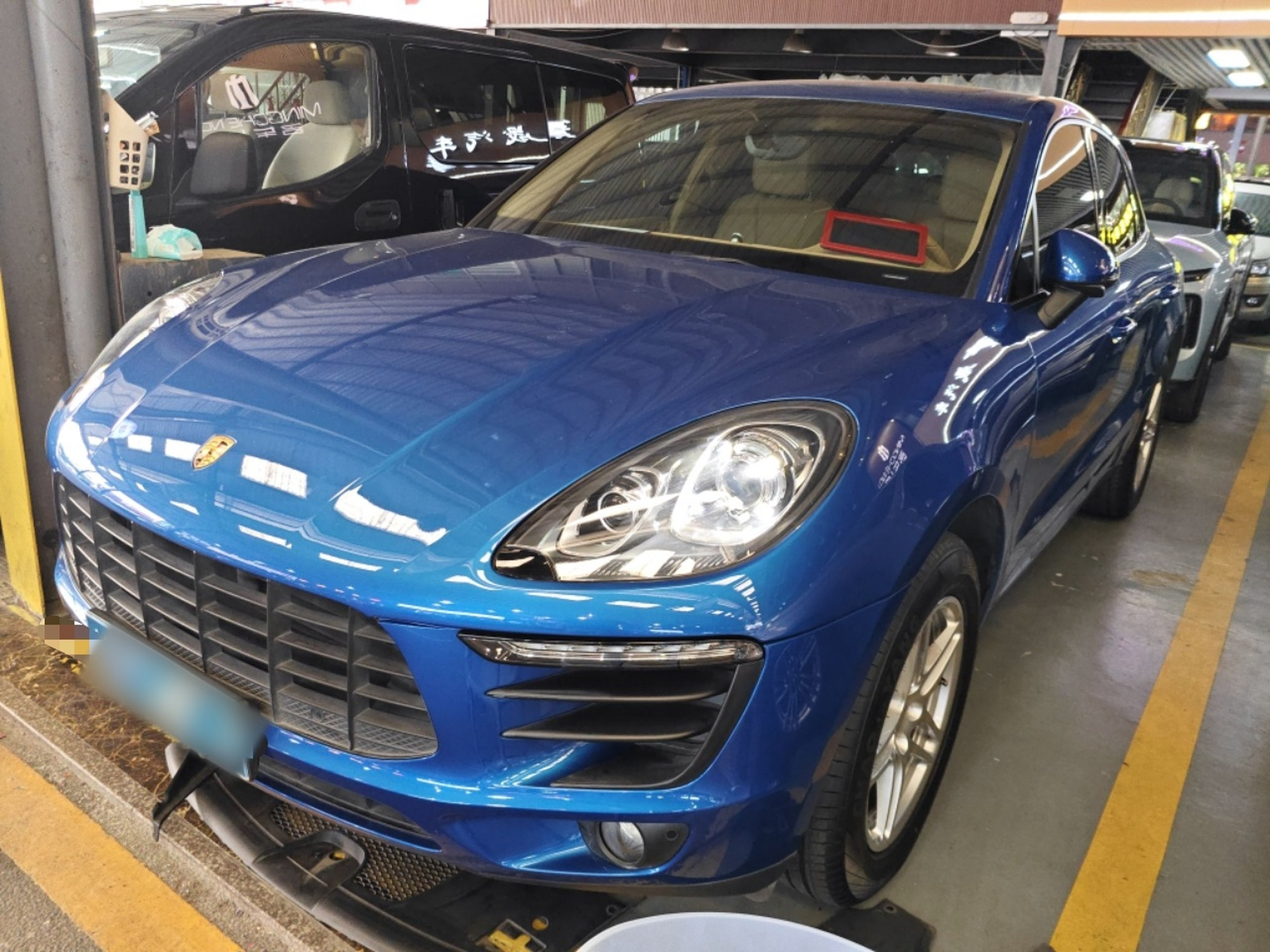 تحت مقدمة السيارة