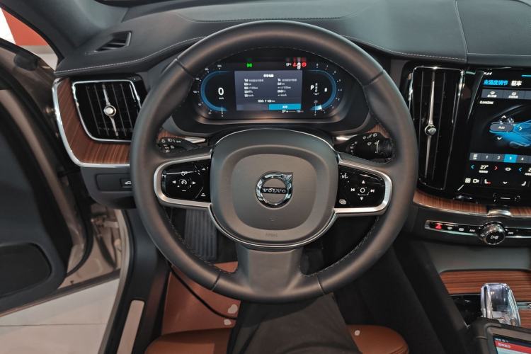 Used Volvo XC60 2025 B5 Four-Wheel Drive Smart & Advanced Luxury Edition