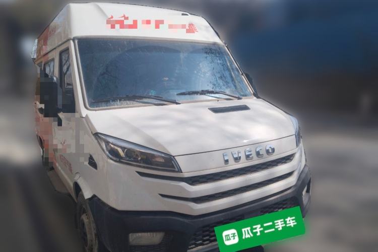 Used Iveco Daily 2023 2.5T A35M1 Short Wheelbase Low-Roof Single-Tire Side-Sliding Door 5-9 Seater
