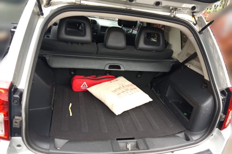 Used Jeep Compass 2011 2.4L four-wheel-drive sport version Trunk