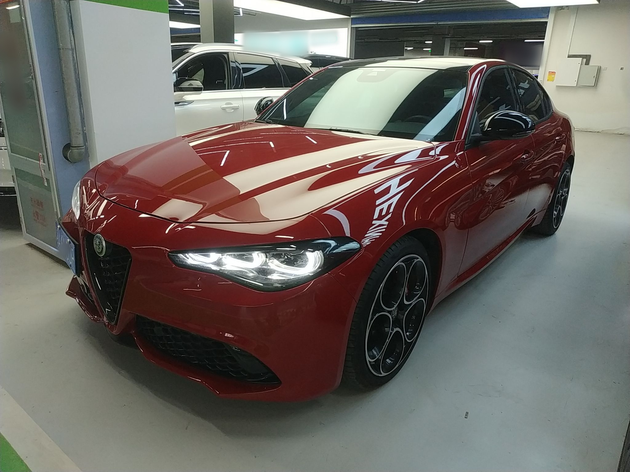 Под передней частью автомобиля