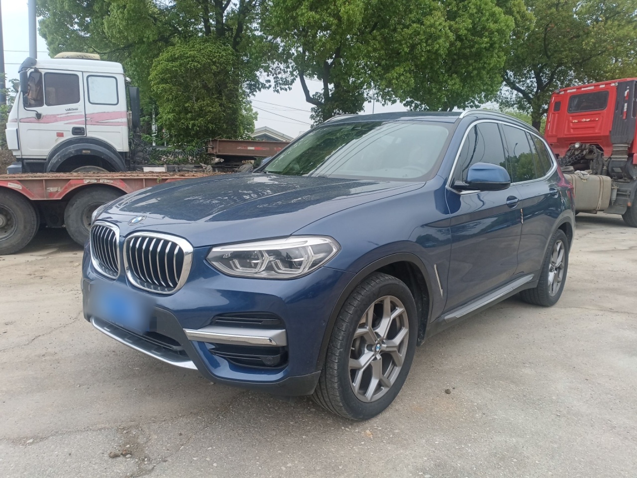 تحت مقدمة السيارة