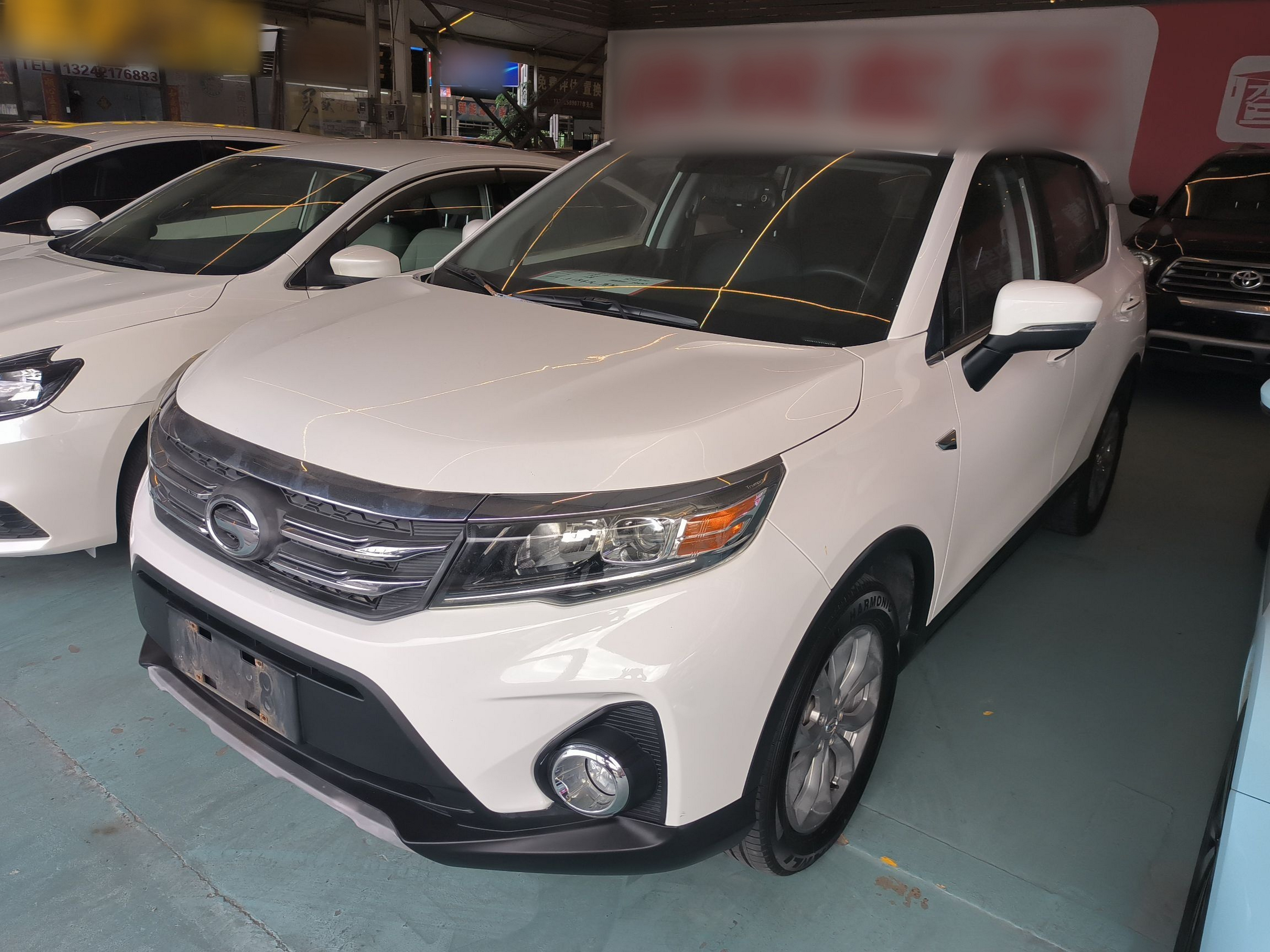 Под передней частью автомобиля