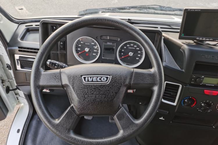 Used Iveco Daily 2020 2.5T A35 Passenger Van with Dual Tires Mid-Roof Design 5-9 Seater China V Emission Standard
