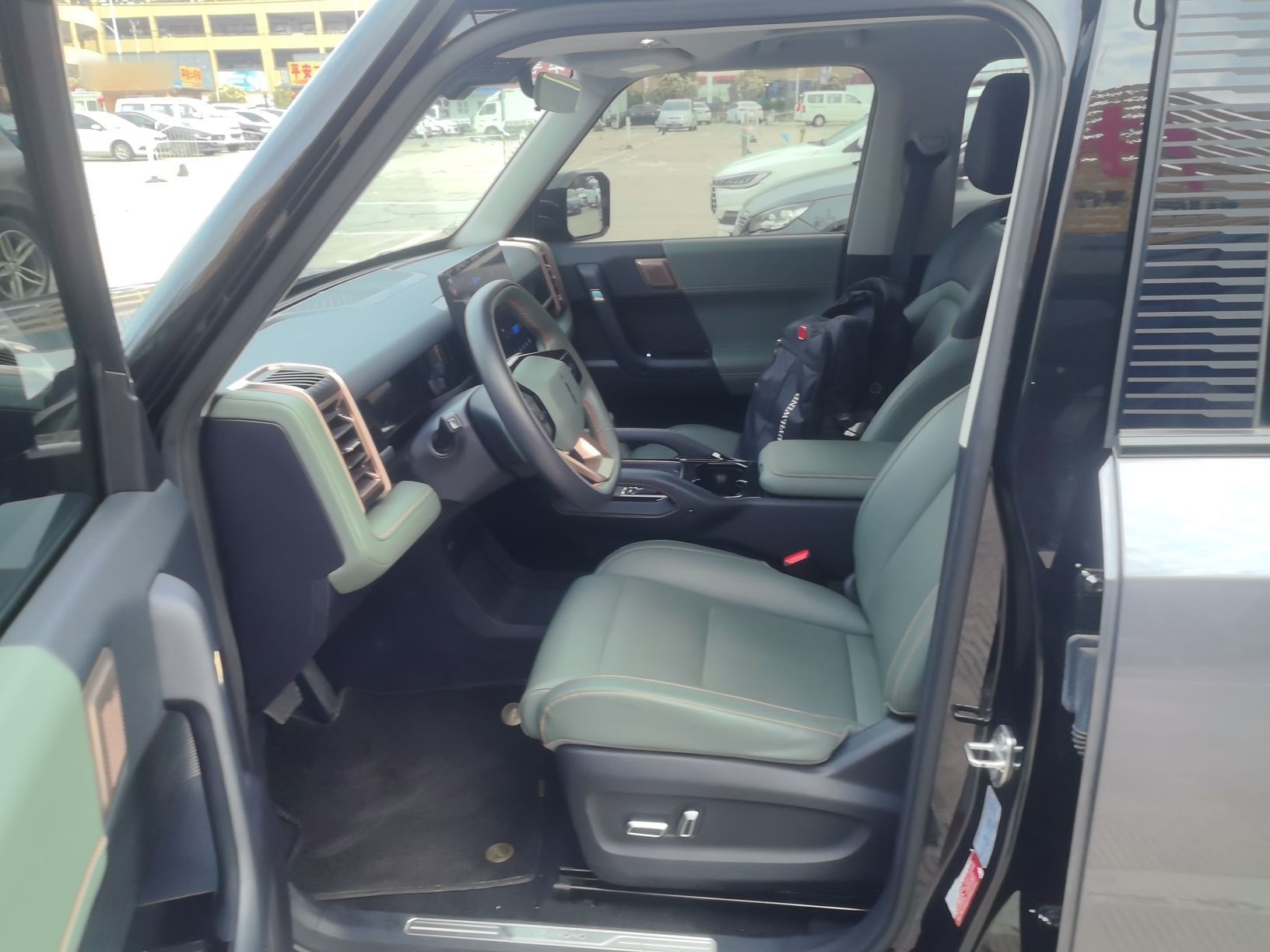 المقاعد الأمامية داخل السيارة