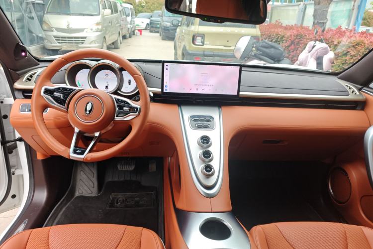 Used ORA Lightning Cat 2022 555 km Luxury Edition Center Console