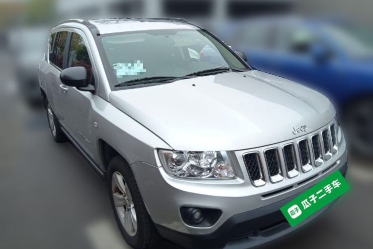 Used Jeep Compass 2011 2.4L four-wheel-drive sport version Front Right 45 Deg