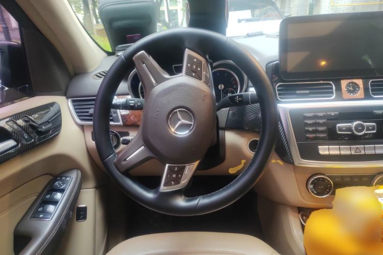 Used Mercedes-Benz M-Class 2014 ML 400 4MATIC Dynamic Model Steering Wheel