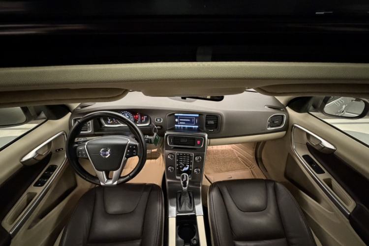 Used Volvo S60 2014 S60L 2.0T Zhiyuan Edition
