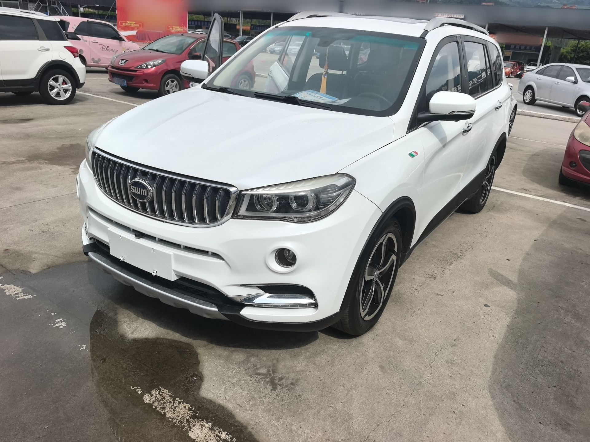 Под передней частью автомобиля