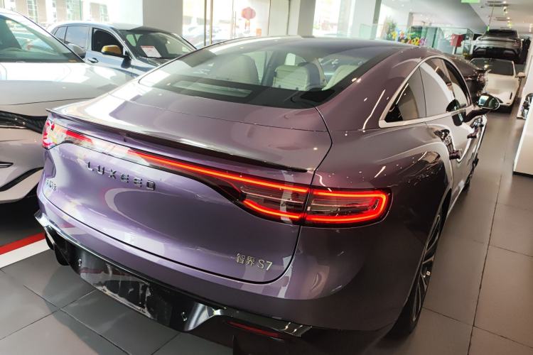 Used Hima Luxeed S7 2025 785 km Ultra Rear Right 45 Deg