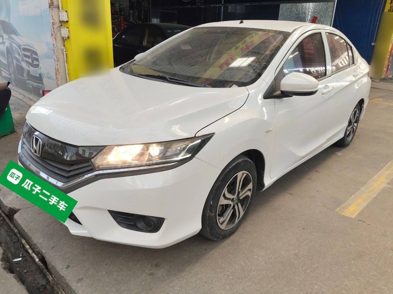 تحت مقدمة السيارة