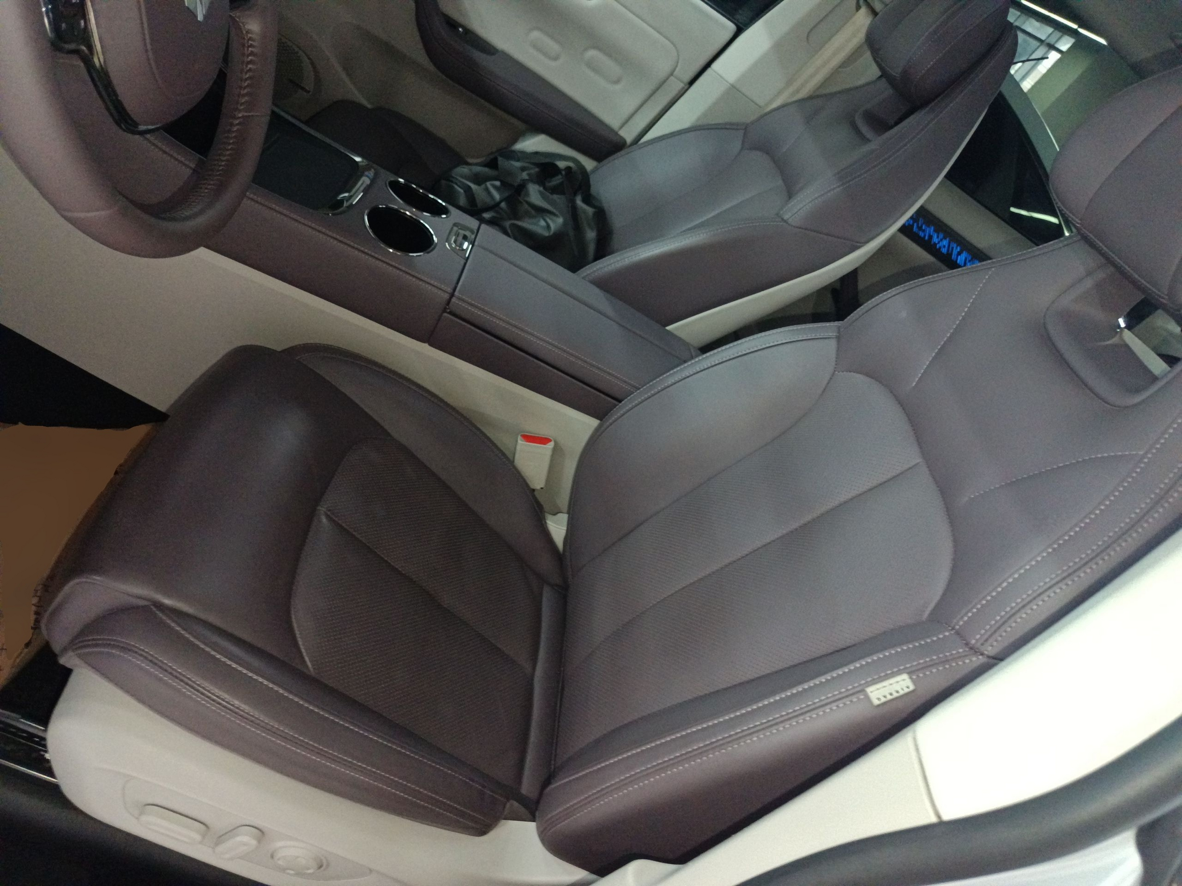 المقاعد الأمامية داخل السيارة