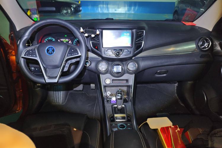 Used BYD Song New Energy 2017 Song DM 1.5TID All-Wheel Drive Luxury Model Center Console