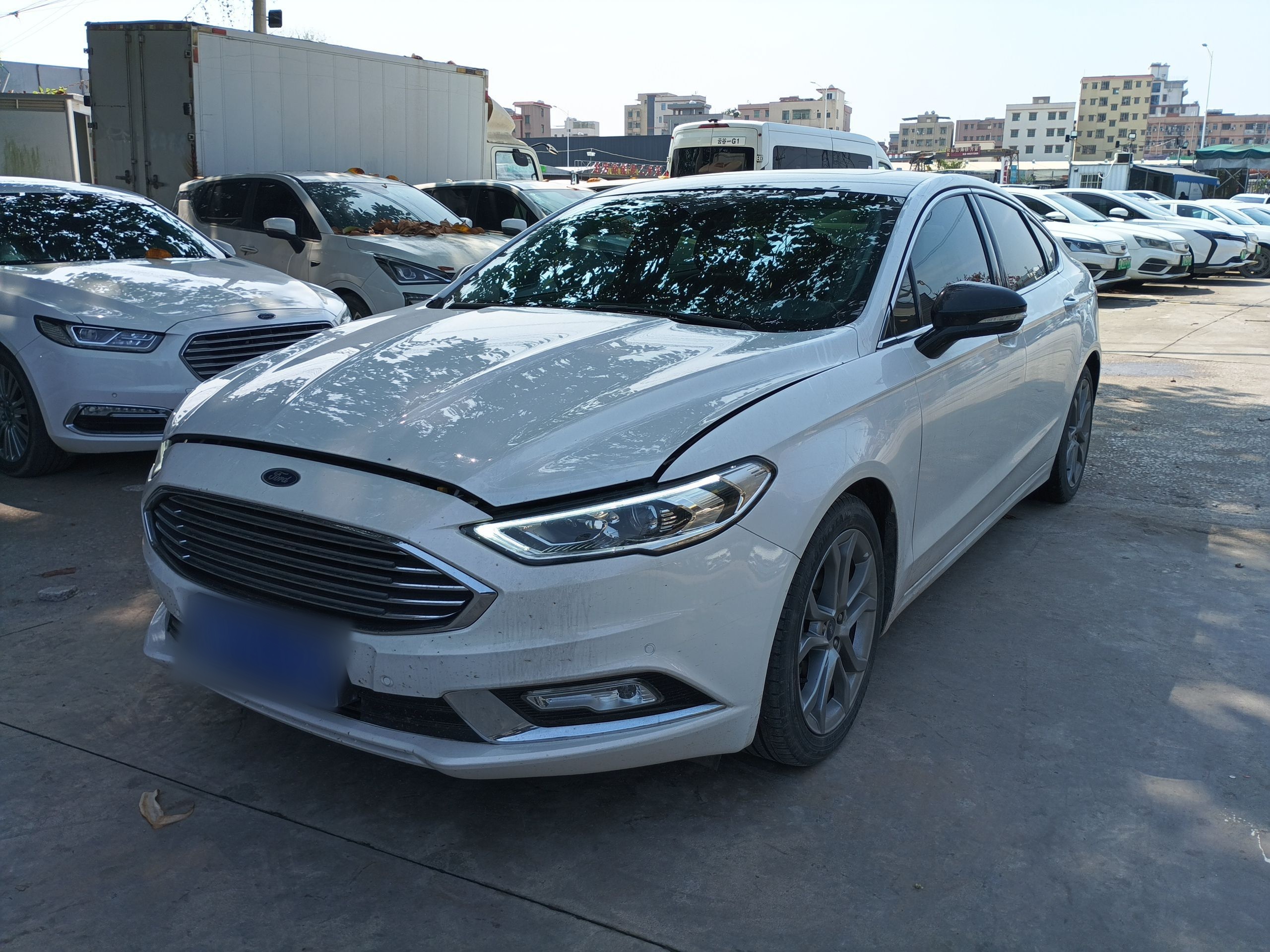 Под передней частью автомобиля