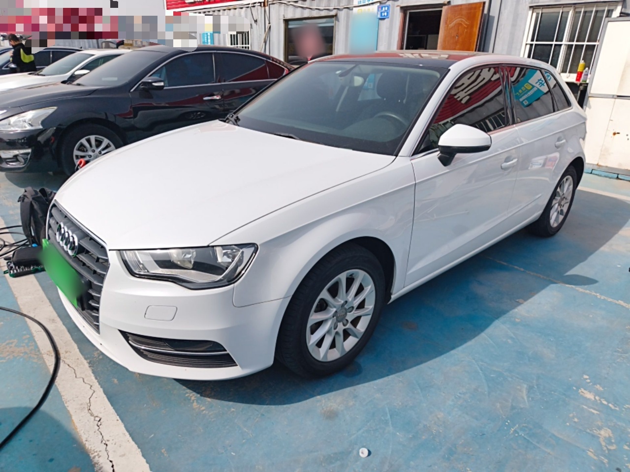 Под передней частью автомобиля