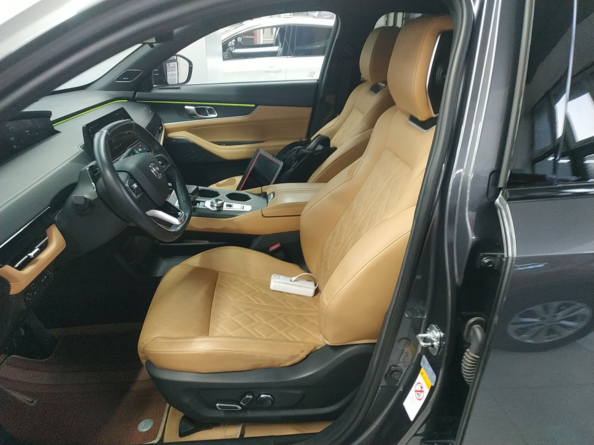 Переднее сиденье в автомобиле