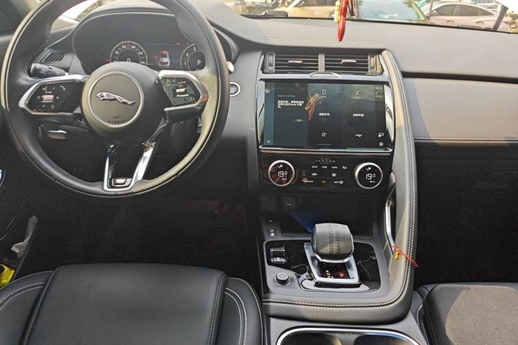 Ojetý Jaguar E-PACE 2024 YAO Black Sport Edition R-DYNAMIC SE BLACK