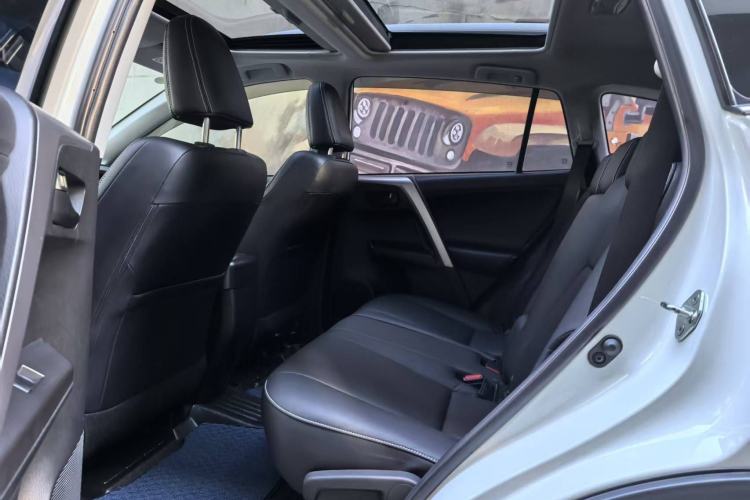 Used Toyota RAV4 2018 2.5L Automatic 4x4 Elite i Edition Interior 2