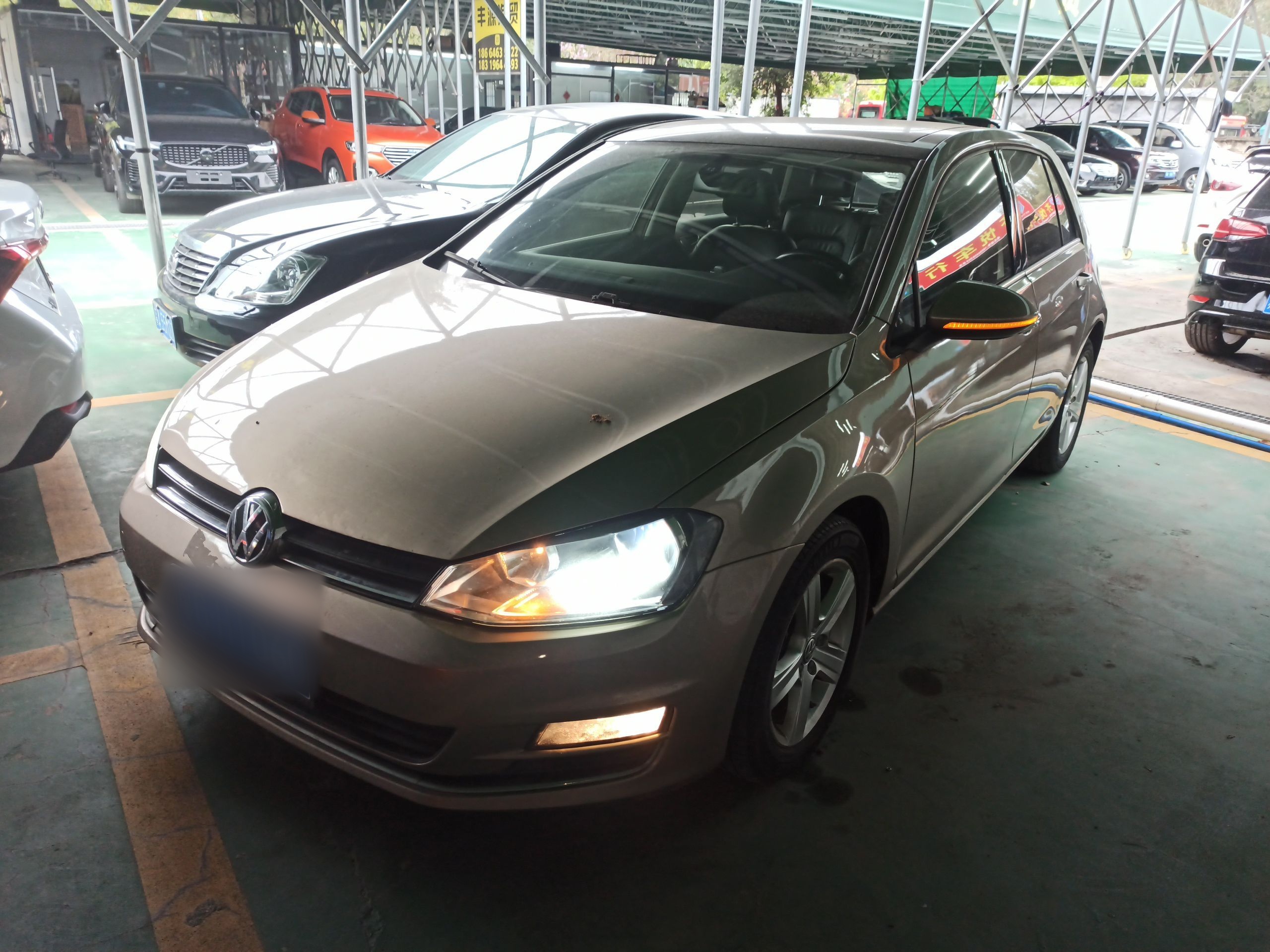 تحت مقدمة السيارة