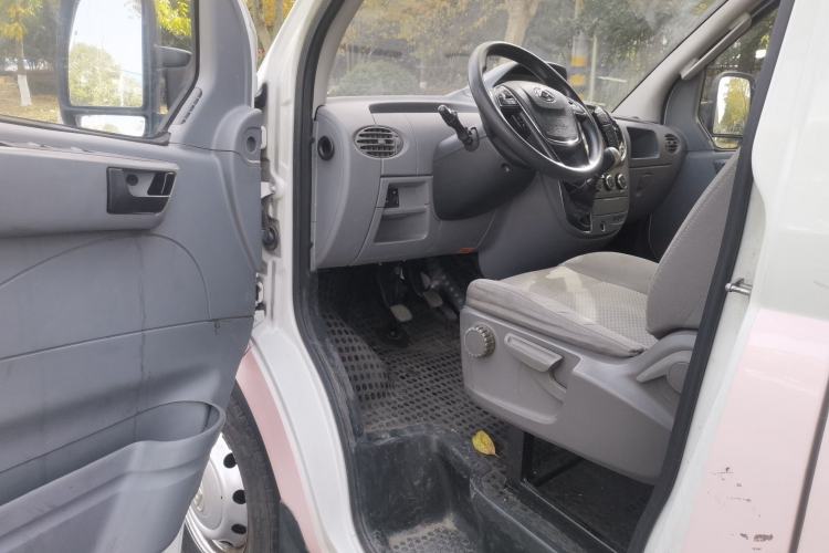 Used SAIC MAXUS Xintu V80 2021 2.0T Manual Classic City Delivery King Long Wheelbase Mid-Roof 3 Seats
