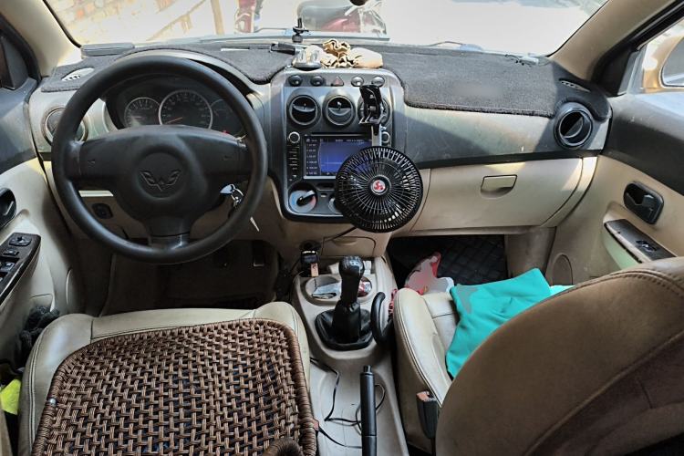 Used Wuling Hongguang 2010 1.4L Luxury Model Center Console