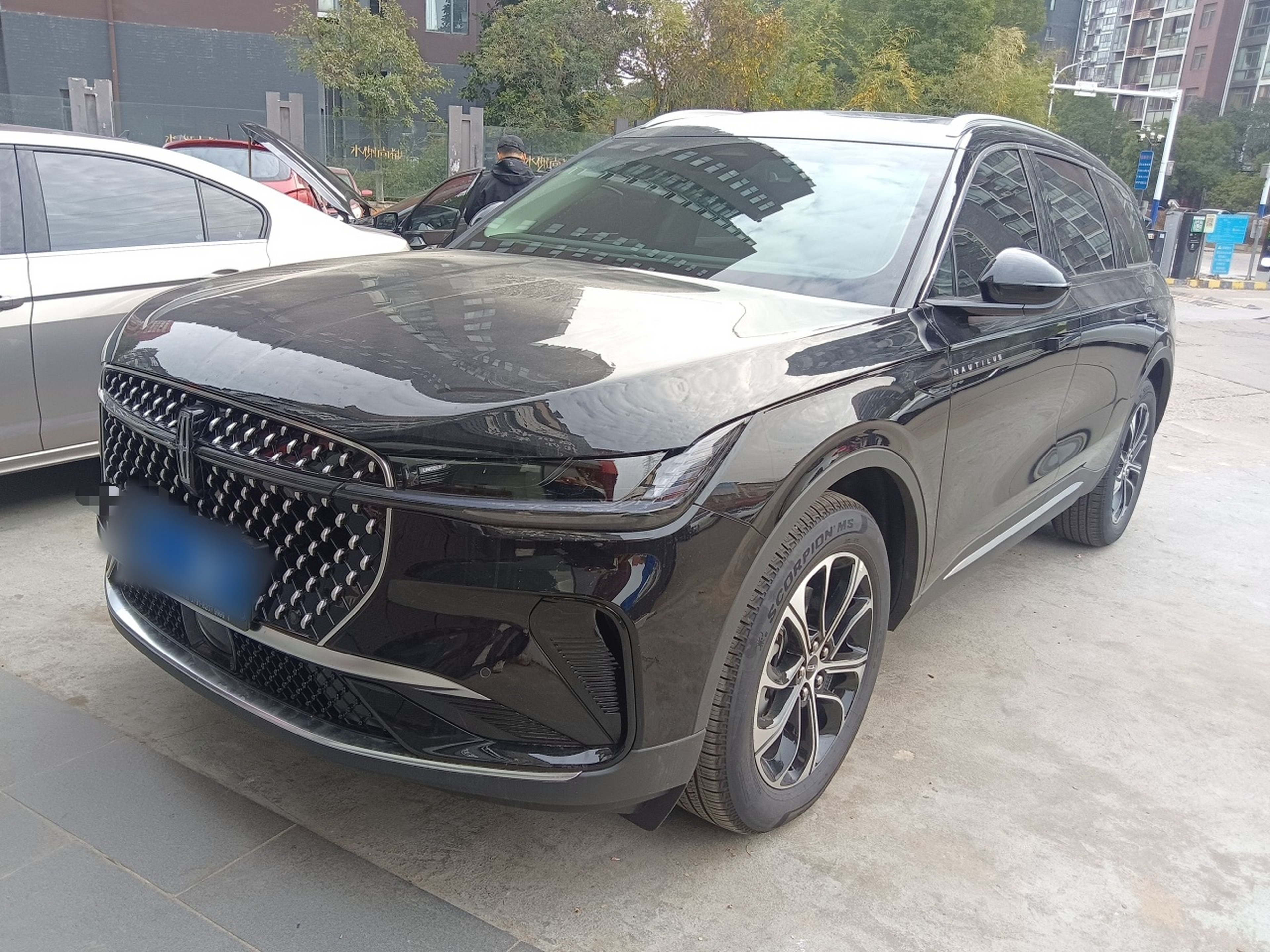 Под передней частью автомобиля