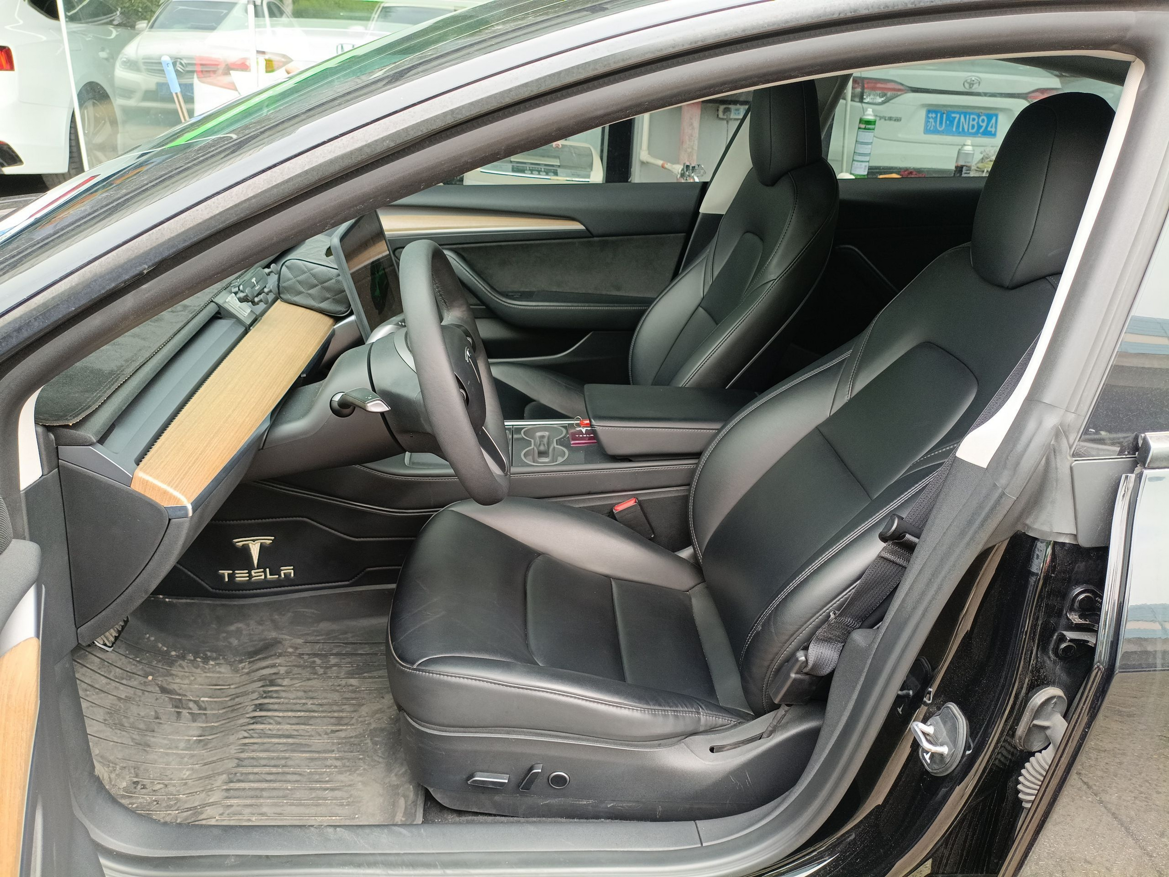 Переднее сиденье в автомобиле