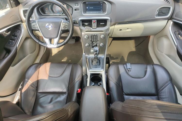 Used Volvo V40 2013 2.0T Zhiyi Edition Center Console