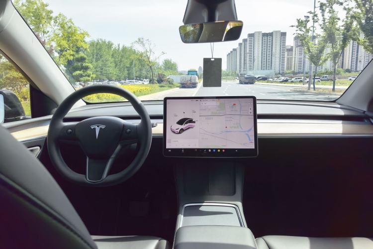 Used Tesla Model Y 2021 Standard Range Rear-Wheel Drive Version Interior 4