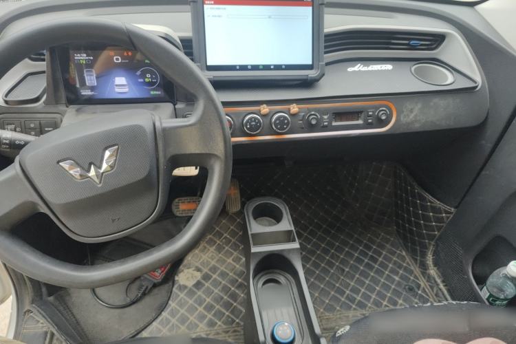 Used Wuling Hongguang MINIEV 2021 Macaron Sandwich Model 120 km Lithium Iron Phosphate Center Console