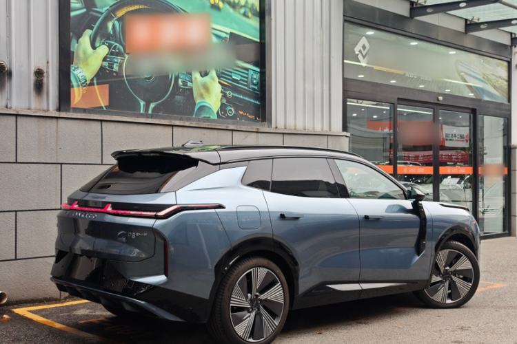 Used Lynk & Co 08 EM-P 2025 220 km All-Wheel-Drive Performance Halo